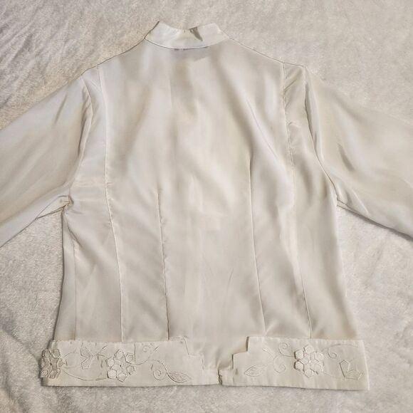 Unbranded Womens Cream Colored Long Sleeve Button Front Blouse Size Small - Picture 8 of 10